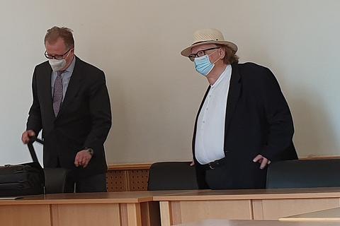 Jürgen Richter (rechts) mit seinem Anwalt Bernhard Lorenz im Strafprozess in Frankfurt im Mai.    
