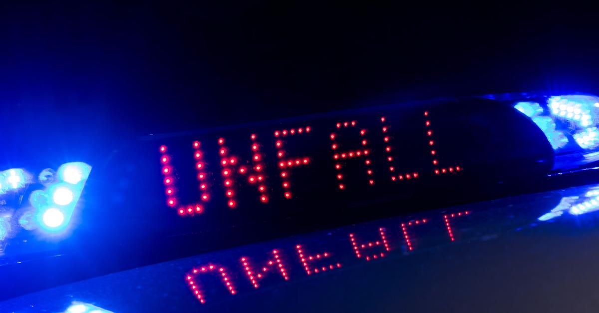 Unfall-mit-drei-Autos-und-zwei-Lastwagen-auf-A3