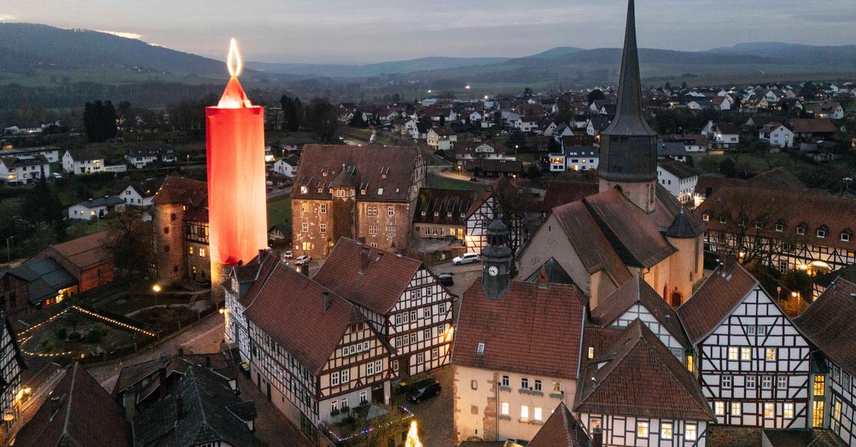 42-Meter-hoch-Hessens-Riesenkerze-strahlt-im-Advent