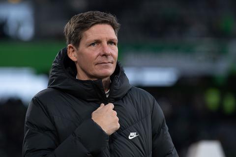 Frankfurts Trainer Oliver Glasner betritt.