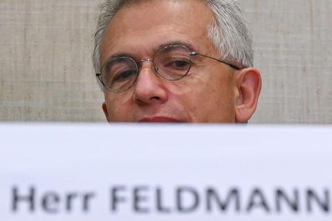 Peter Feldmann (SPD), abgewählter Oberbürgermeister von Frankfurt am Main, hat zu Prozessbeginn im Gerichtssaal des Landgerichts Platz genommen.
