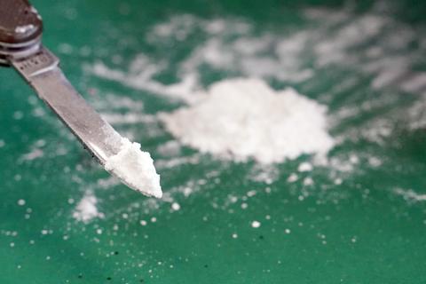 Vom Zoll sichergestelltes Kokain auf der Spitze eines Taschenmessers. Hier handelt es sich um ein Symbolbild.