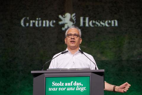 Tarek Al-Wazir (Bündnis 90/Grüne), Wirtschaftsminister von Hessen, spricht beim Landesparteitag.