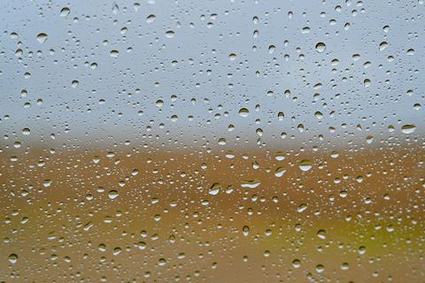 Wassertropfen sind an einer Autoscheibe nach einem Regenschauer zu sehen.
