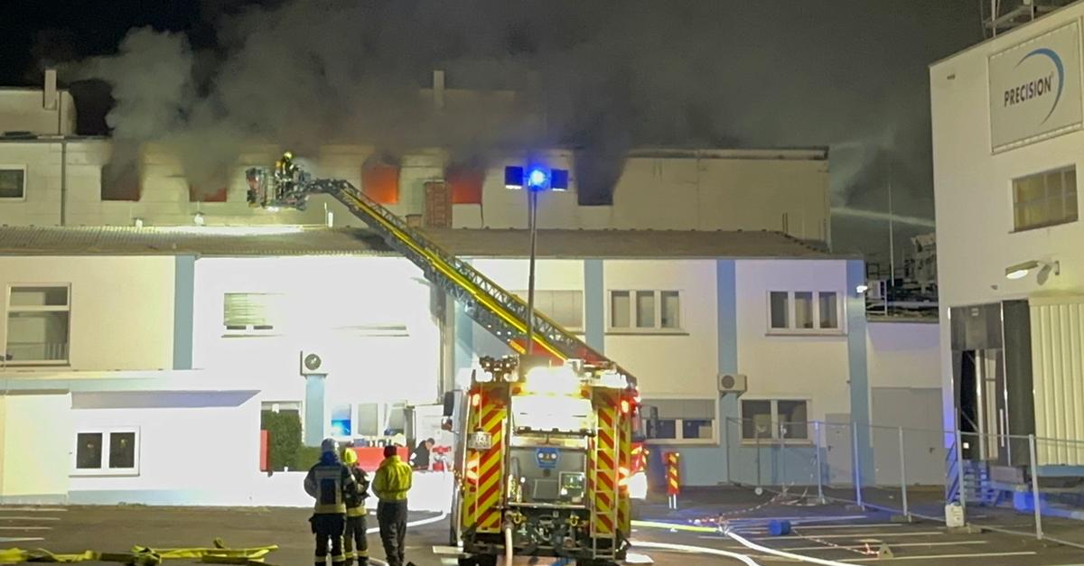 Millionenschaden-bei-Gro-brand-in-Lagerkomplex