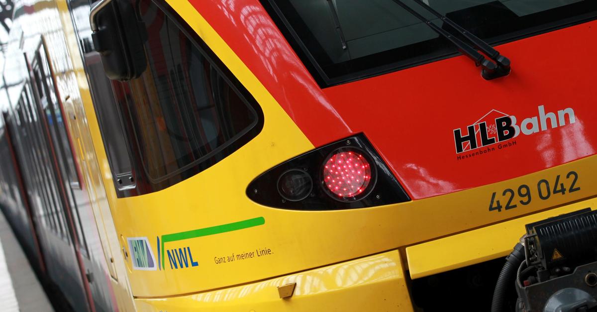 Zug-und-Lkw-prallen-zusammen-ein-Verletzter