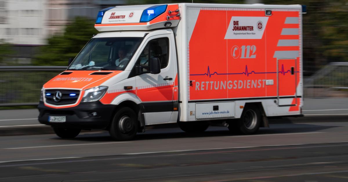 Auto-prallt-an-Kreuzung-in-Lkw-zwei-Schwerverletzte