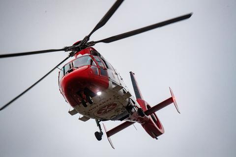 Ein Rettungshubschrauber setzt zur Landung auf dem Flugplatz einer Klinik an. Das ist ein Symbolbild.