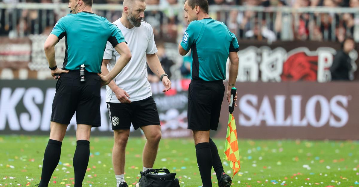 Linienrichter verletzt: Rollentausch bei Bundesliga-Spiel