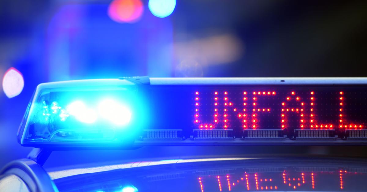 Auto landet nach Unfall auf A485 bei Hüttenberg auf dem Dach