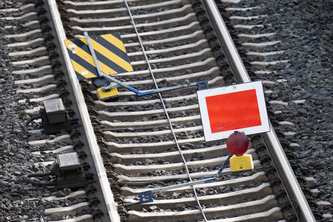 Ein rotes Schild sperrt ein Gleis der Riedbahn bei Lampertheim in Südhessen. Im Sommer 2024 startet die Generalsanierung der Strecke zwischen Frankfurt und Mannheim.