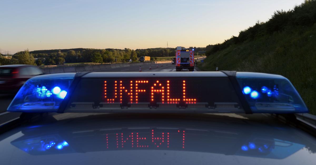 Truck trailer overturns: A5 is completely closed