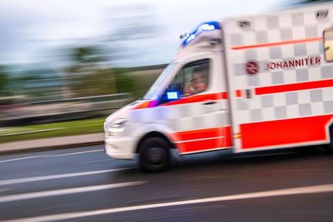 Ein Rettungswagen auf Einsatzfahrt.