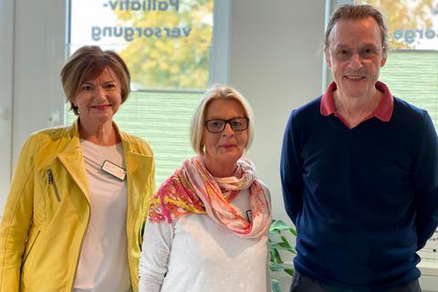 Astrid Schulz, Angelika Seitz und Dr. Robert Gaertner  werben für Spenden für das Palliativteam Hochtaunus.  Foto: Friedrich 