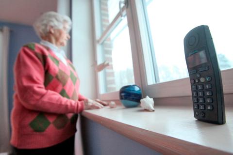 Dreiste Betrüger haben eine Bad Homburger Seniorin um Zehntausende Euro Bargeld und zahlreiche Goldmünzen ärmer gemacht. Symbolfoto: dpa 