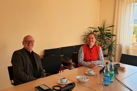 Bürgermeister Roland Seel und Dr. Anne Spielhofen am Grävenwiesbacher Bürgertelefon.  Foto: Gemeinde Grävenwiesbach 