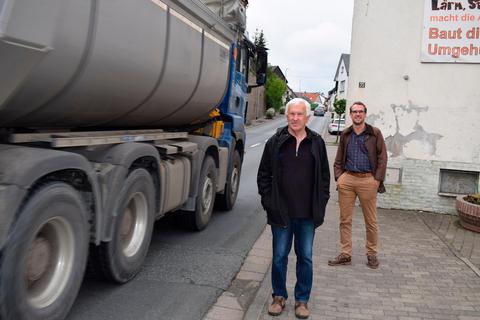 Kurt Solz und Tobias Stahl hören den Knall, als der Lkw über die kaputte Fahrbahn poltert. Foto: Andreas Romahn 
