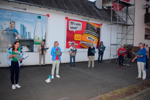 Der Chor Klangfarben verlegt seine Übungsstunde in der Dämmerung zum Fußweg am Wiesbach Foto: Romahn 