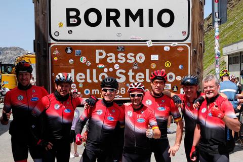 Es ist geschafft - Oliver Hundeck, Michael Pauly, Carsten Knörr,Marcel Deschofour, Frank Klum, Mike Löw und Volker Fritscheauf dem legendären Stelvio-Pass . 