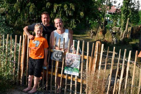Ulrich Born, Karin Steigerwald und Theo leben in guter Nachbarschaft mit dem Steinkertzbach Foto:  Romahn 
