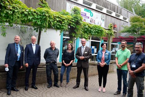 RP-Abteilungsleiter Manfred Becker, Bürgermeister Roland Seel, die Jugendherbergseltern Rudi und Andrea Baues, Regierungspräsident Dr. Christoph Ullrich, Sozialarbeiterin Anne Sussmann und Jugendherbergswerk-Vorstand Nico Lorenz ziehen eine rundweg positive Bilanz der vorübergehendenErstaufnahme von Flüchtlingen in der Jugendherberge Grävenwiesbach. Foto: Andreas Romahn 