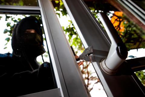 In Kronberg sind Einbrecher in ein Wohnhaus eingebrochen, indem sie die Terrassentür aufgehebelt haben. Foto: dpa 