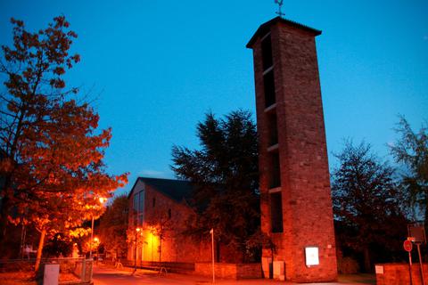 Die katholische St. Laurentius-Kirche in Usingen in der Abenddämmerung.  Archivfoto: Bugge 