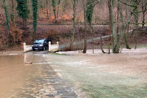 Das Weiltal ist breitflächig überflutet, Bürgermeister, die Feuerwehr und der Bauhof kämpfen gegen die Fluten.  Foto: Esser 