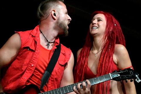 Gitarrist Chris Bunnell und Sängerin Lisa-Marie Watz von "April Art". 