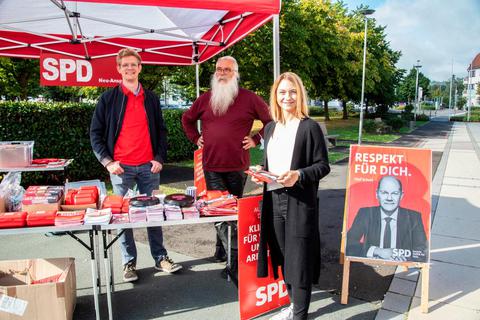 Bundestagskandidatin Alicia Bokler (re.) ist am SPD-Stand aktiv.  Foto: SPD Neu-Anspach 