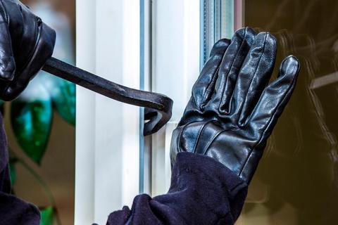 In Neu-Anspach sind Einbrecher über den Balkon in eine Wohnung eingebrochen und haben diese durchwühlt.  Foto: Fotolia 