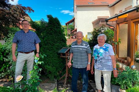 Bürgermeister Thomas Pauli besucht Adolf und Hannelore Riegelhof, deren Keller durch das eingedrungene Wasser Schäden davongetragen hat.   Fotos: Friedrich 