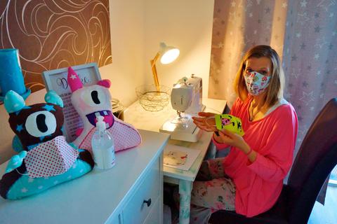 Tatjana Matern näht Stoffmasken sowohl für Erwachsene als auch speziell für Kinder. Foto: Ingrid Schmah-Albert 