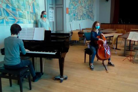Thilo Bletz (Klavier) und Sara Wahl (Cello) üben zusammen ein Stück von Gabriel Faure. Im Hintergrund beobachtet Birgit Bach-Ernst die beiden Musiker genau.  Foto: Ernst 