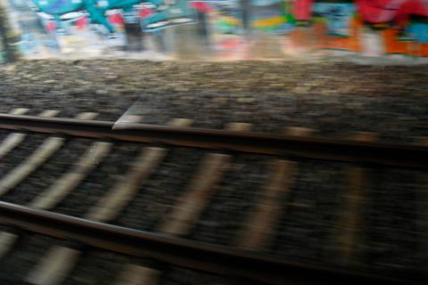 In Oberursel musste eine S-Bahn eine Notbremsung machen, nachdem eine 28-Jährige einfach auf die Gleise gefahren war. Dabei wurden zwei Menschen verletzt.  Archivfoto: Rupp 