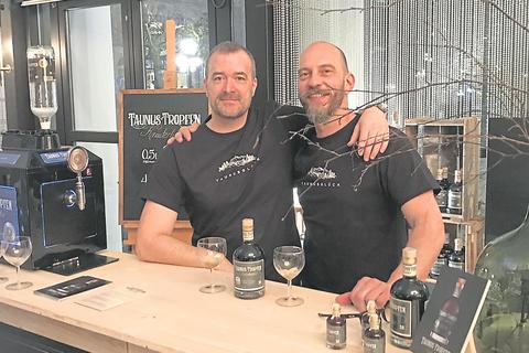 Diese beiden Idsteiner schwören auf die "Taunus-Tropfen": Dave Brinkmann aus Kröftel (links) und Thomas Pokoyski aus Heftrich.  Foto: Pokoyski  