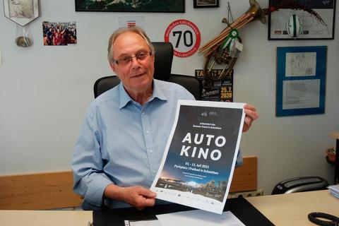 Der Geschäftsführer Gerhard Heere vom Tourismus- und Kulturverein (TKV) Schmitten präsentiert das Plakat zum zweiten Autokino-Event in Schmitten vom 1. bis 11. Juli.  Foto: Götz 