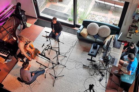 Die Wohnhalle wird zum Aufnahmestudio: Vorbereitungen für die Aufnahme mit dem Goethe Trio in Oberreifenberg. Foto: Esther Groh/Hauskonzert Feldberg 