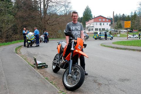 Für Torsten Laurer aus Oberursel endet seine Motorradtour auf dem Sandplacken.  Die Polizei entfernte das Nummernschild seiner KTM Supermoto, da der Luftfilterkastendeckel fehlte. Foto: Götz 