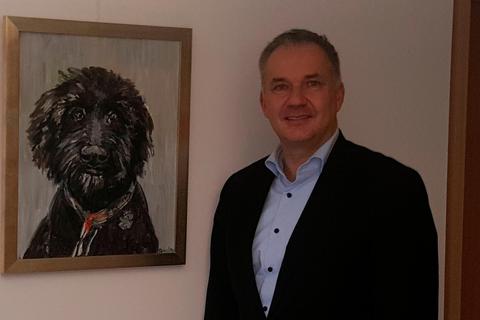 Entspannter Rückblick auf 2020: Steffen Wernard neben einem Bild seines Hundes Bruno.  Foto: zyk 