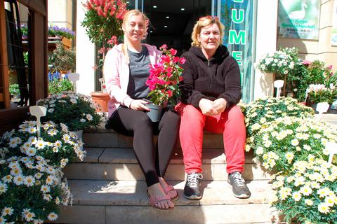 Blumen blühen nicht nur in der Natur, sondern auch im Fachgeschäft "Das Gänseblümchen". Julia Heiwig (l.) und ihre Mutter und Chefin Christine Falkenberg freuen sich auf ihre Kunden. Foto: Christina Jung 