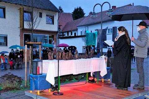 Pfarrerin Kerstin Steinmetz spendet den Gemeindemitgliedern an Heiligabend Trost. Der Gottesdienst findet in der Bachstraße vor der Kirche statt.  Foto: Urbano 