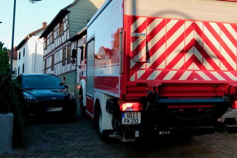 Kein Durchkommen: Wenn in engen Straßen Fahrzeuge parken, kann es bei Einsätzen der Feuerwehr zu erheblichen Zeitverzögerungen kommen. Foto: Andreas Seifert 