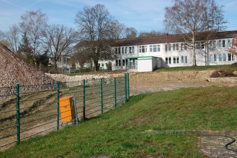Das Kerngebäude der alten Konrad-Lorenz-Schule in dem die Betreute Grundschule untergebracht ist. Eines von zwei Nebengebäuden, das von der Saalburgschule genutzt wird.  Foto: Hammerschmied 