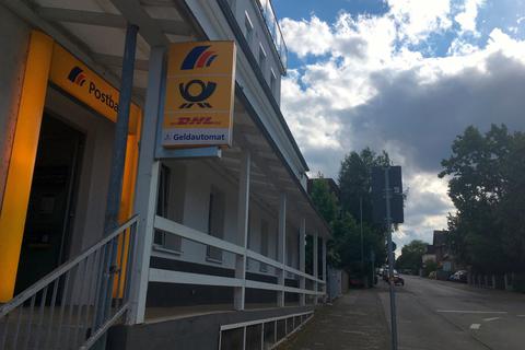 Postbank und DHL werden das einstige Amtsgebäude in der Usinger Bahnhofstraße bald verlassen. Foto: Hoeppe 