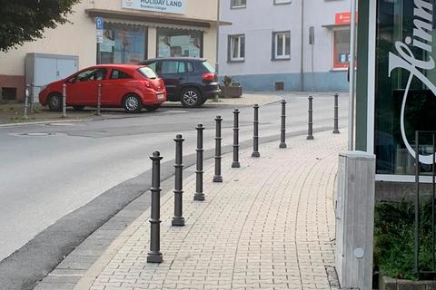 Wegen Parkern auf dem Gehweg wurden nun Poller vor dem "Hinnerbäcker" errichtet.   Foto: Stadt Usingen 