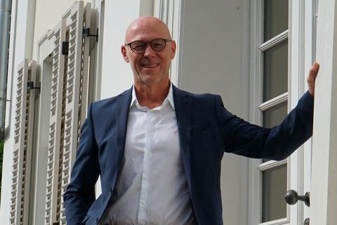 Karsten Valentin, der neue Geschäftsführer der Gemeinnützigen Wohnungsbau GmbH, vor dem ehemaligen Beamtenhaus in der Obergasse, das der Gesellschaft gehört.  Foto: Hammerschmied 