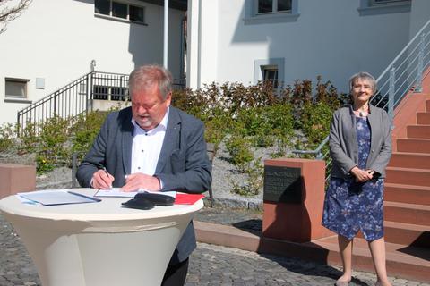 SPD-Politiker Berngard Müller und im Hintergrund Birgit Hahn bei der Unterzeichnung des Koalitionsvertrags. Archivfoto: Hammerschmied 