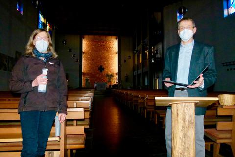 In allen katholischen Kirchen im Usinger Land stehen Ordner für die Gottesdienste in der Corona-Pandemie bereit, die dafür sorgen, dass Hygieneregeln eingehalten und Adressdaten der Besucher hinterlassen werden. Unser Foto zeigt Annette und Steffen Bieker vom Ordnerteam in Usingen.  Foto: Seifert 