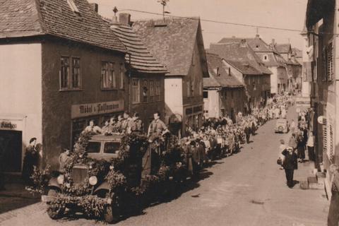 Seit 1939 gilt in diesem Abschnitt der Kreuzgasse die Einbahnstraßen-Regelung. Für den Festzug, der hier am 7. Juni 1952 die neuen Glocken zur evangelischen Kirche geleitet, wurde eine Ausnahme zugelassen und der Autoverkehr umgeleitet. Foto: Stadtarchiv Usingen 